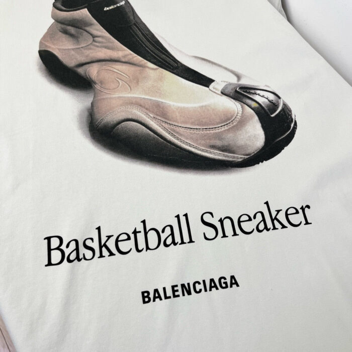 Sneaker Balenciaga sportiva e di lusso con design moderno e stile urbano sofisticato.