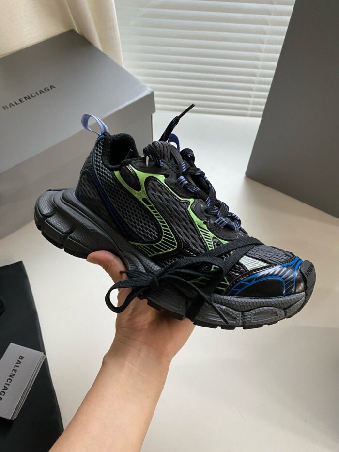 Sneaker premium nero e verde con dettagli futuristici e brand di lusso.