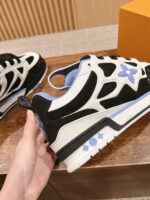 Sneaker urbana bianca e nera con fiore blu, design moderno e suola comfort, ideale per city style.