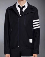Giacca sportiva nera con strisce bianche e camicia elegante, stile moderno e versatile.