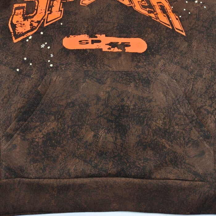 Felpa casual con grafica SPAR arancione, texture rugged e doppio taschino centrale.