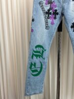 Jeans slim decorati con graffiti, fiori stilizzati e scritte urban per uno stile anticonformista.