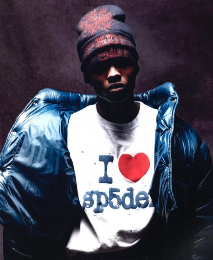 Stil distintivo urbano con giacca a puffer blu, T-shirt con cuore e beanie nero.