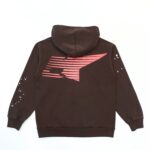 Felpa marrone con grafica astrale rossa e dettagli stellari sul rivestimento, stile casual e dinamico.