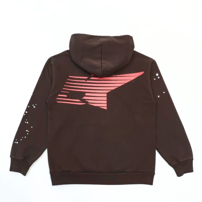 Felpa marrone con grafica astrale rossa e dettagli stellari sul rivestimento, stile casual e dinamico.