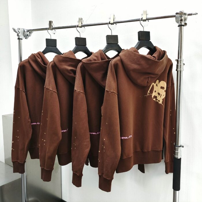 Felpe marroni minimaliste con grafica sljn, stile urbano e casual su esposizione moderna.