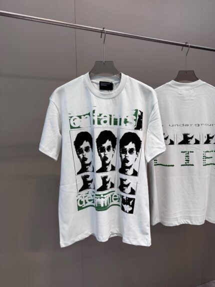 T-shirt streetwear bianca con grafica di volti in bianco e nero e scritta LIE centrata