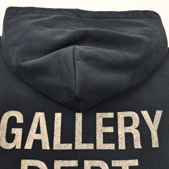 Felpa nera GALLERY DEPT con logo metallizzato elegante e stile casual e moderno.