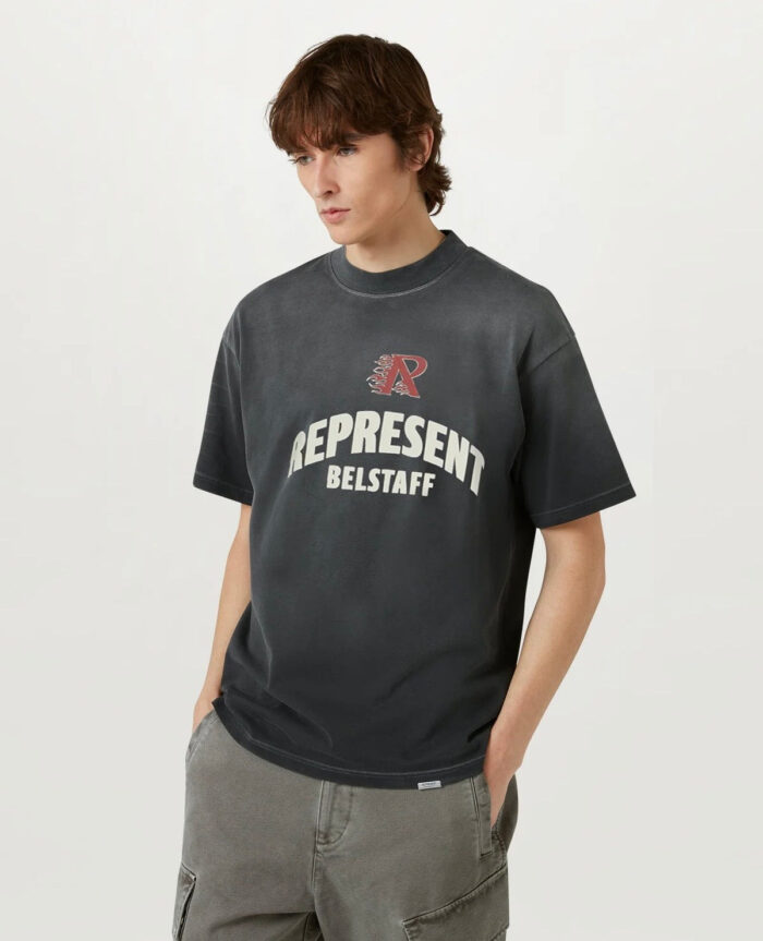 Giovane uomo in stile urbano con T-shirt logo e pantaloni cargo, look casual e alla moda.