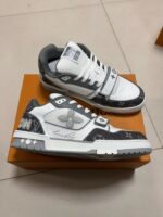 Scarpe sneaker limited edition bianca e grigia su scatola arancione, stile urbano raffinato e di tendenza