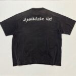 Maglietta nera streetwear con scritto Annihilate Me! sul retro, stile casual e urban.