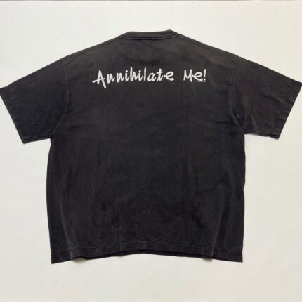Maglietta nera streetwear con scritto Annihilate Me! sul retro, stile casual e urban.
