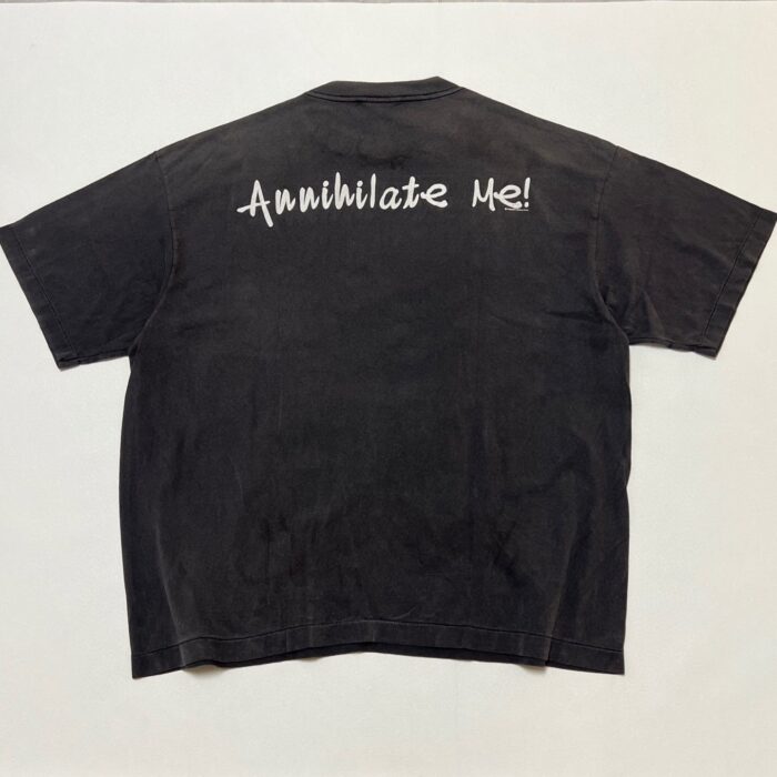 Maglietta nera streetwear con scritto Annihilate Me! sul retro, stile casual e urban.