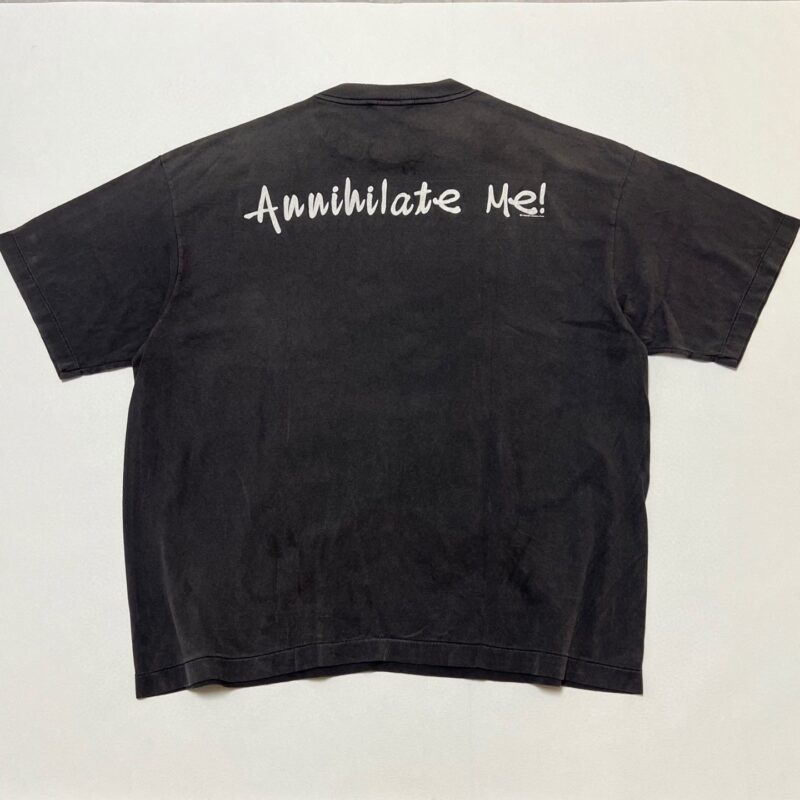 Maglietta nera streetwear con scritto Annihilate Me! sul retro, stile casual e urban.