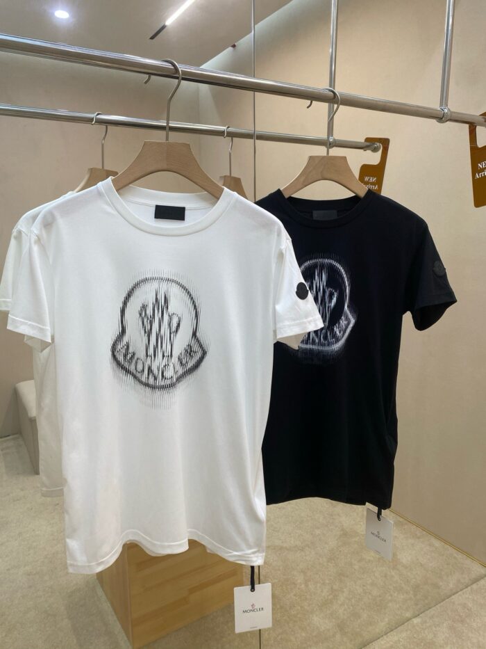 Magliette moderne nere e bianche con design artistico, perfette per uno stile urbano e trendy.