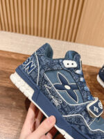 Sneaker urbana blu con dettagli moderni, suola bianca e logo prominente, perfetta per stile casual.