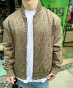 Outfit urbano casual con bomber pattern, t-shirt bianco e jeans chiari in ambiente cittadino.