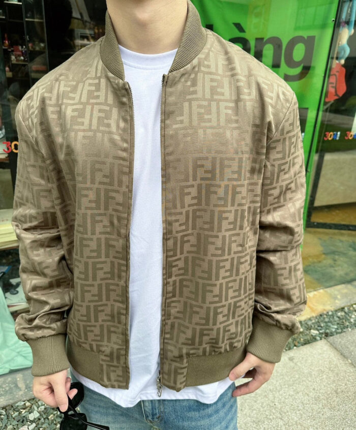 Outfit urbano casual con bomber pattern, t-shirt bianco e jeans chiari in ambiente cittadino.