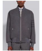 Bomber grigio moderno con camicia e cravatta, stile versatile e di tendenza.