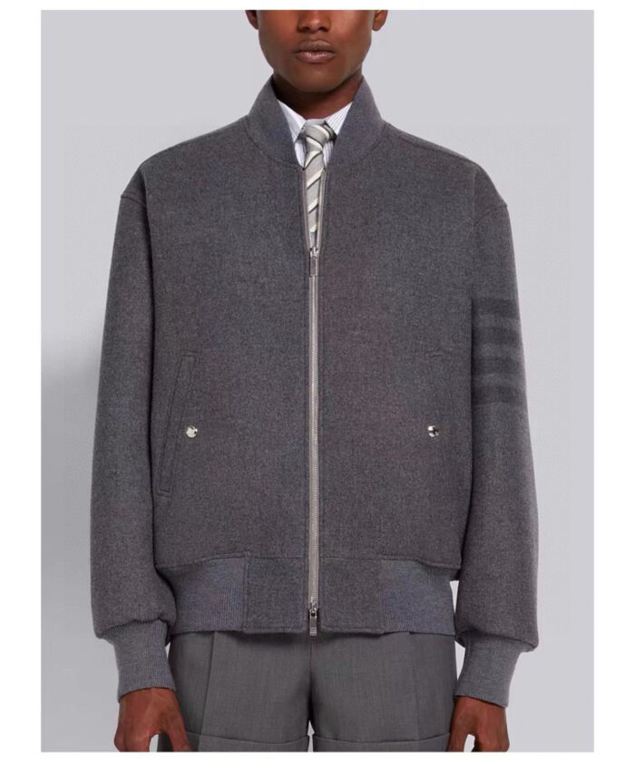 Bomber grigio moderno con camicia e cravatta, stile versatile e di tendenza.