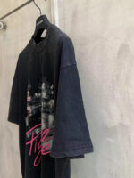 T-shirt oversize vintage nera con stampa urbana colorata e scritta neon File, stile streetwear casual.