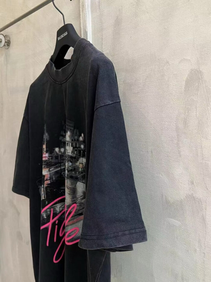 T-shirt oversize vintage nera con stampa urbana colorata e scritta neon File, stile streetwear casual.