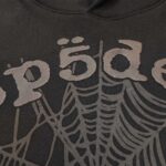 Felpa nera con grafica a ragno e testo stilizzato, perfetta per uno stile goth casuale.