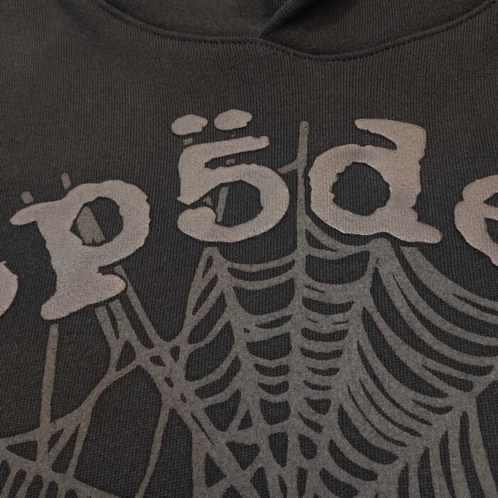 Felpa nera con grafica a ragno e testo stilizzato, perfetta per uno stile goth casuale.