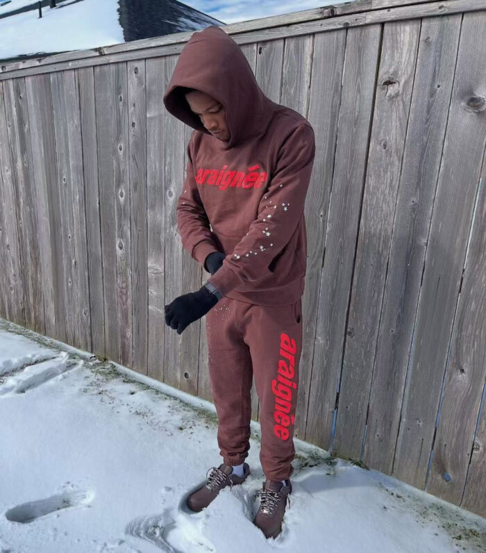 Donna con outfit streetwear invernale e neve, stile urbano e confortevole.