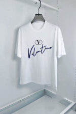 T-shirt bianca Valentino con logo VD, stile casual e sofisticato, ideale per ogni occasione.