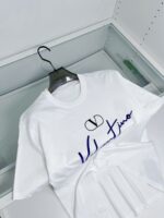 Maglietta bianca Valentino con logo elegante in esposizione in boutique di lusso