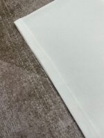 Tessuti eleganti in cotone bianco e velours marrone per arredamento e moda.