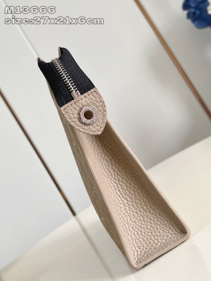 Borsa elegante beige con forma geometrica, dettaglio a vite e zip nero, stile moderno e pratico.