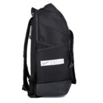Zaino Nike nero elegante, resistente allacqua, con scomparti pratici e spallacci imbottiti.