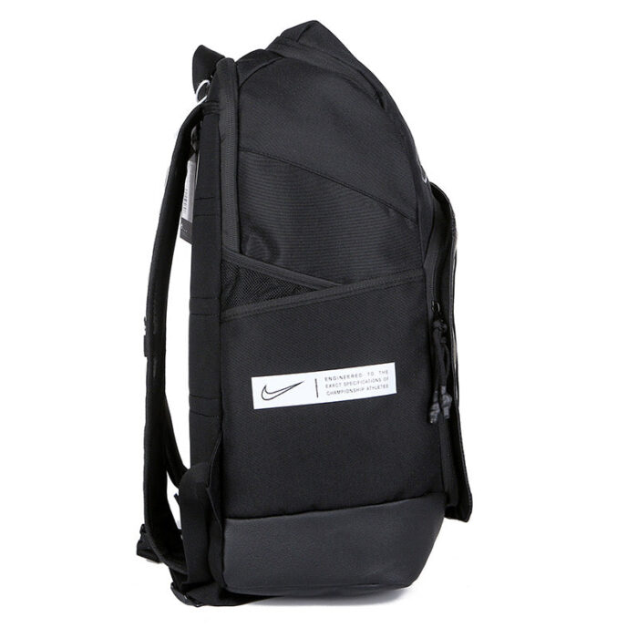 Zaino Nike nero elegante, resistente allacqua, con scomparti pratici e spallacci imbottiti.
