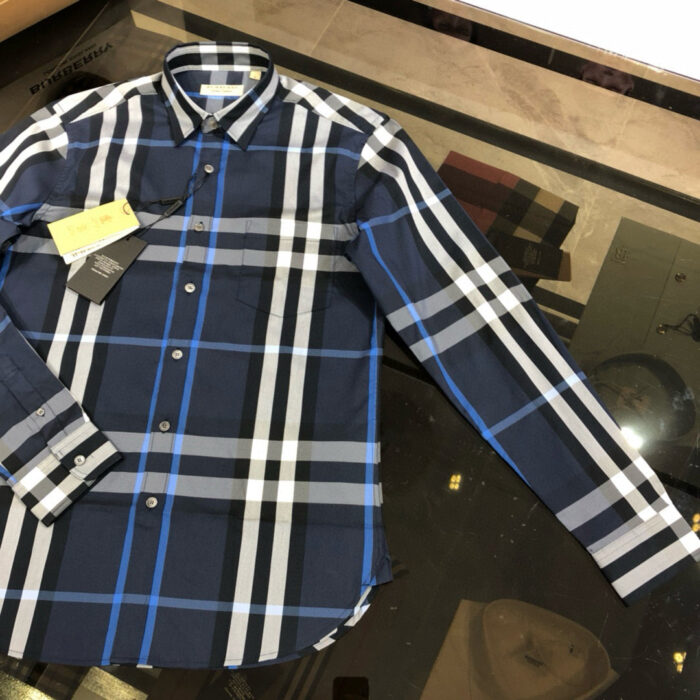 Camicia a quadri uomo, elegante e versatile, con colletto e dettagli moderni.