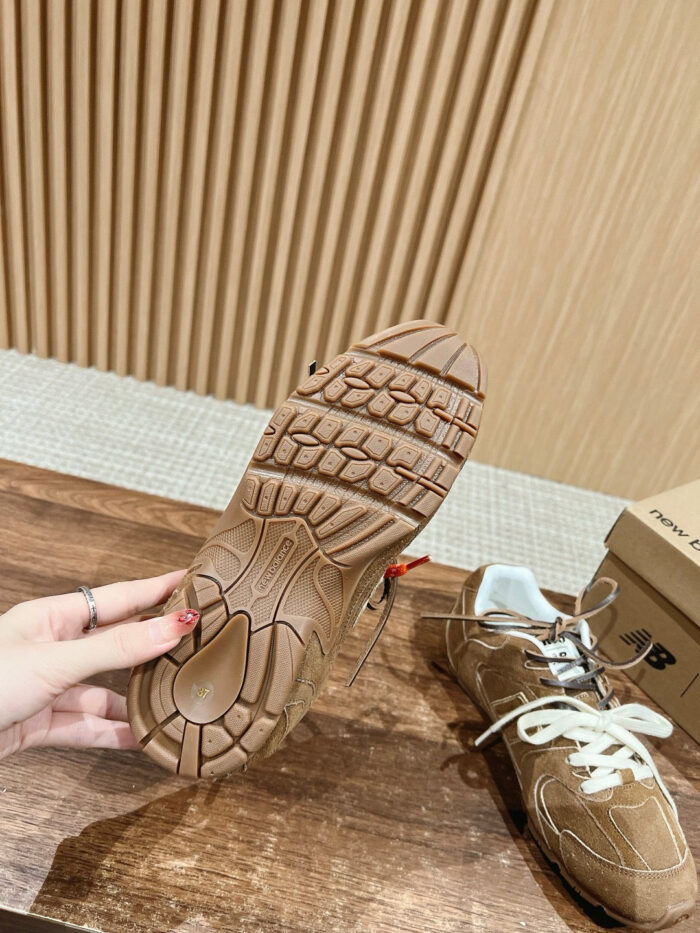 Sneaker versatile con suola marrone, grip naturale, dettaglio texture e stile casual.