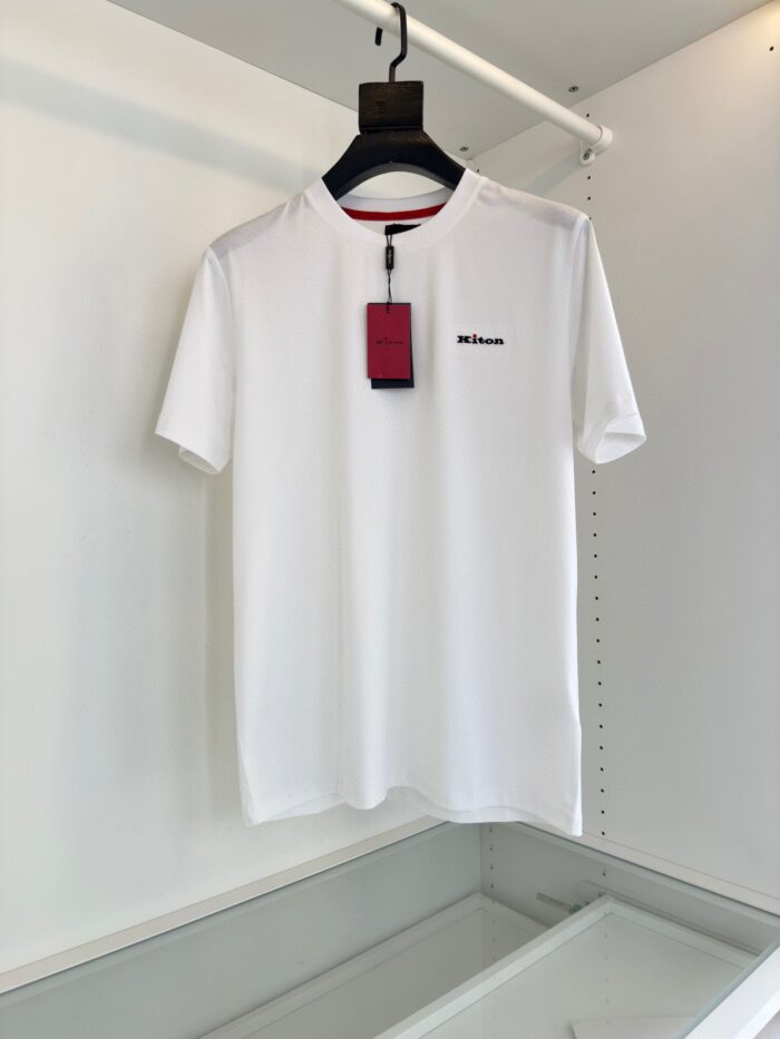 Camicia bianca elegante con logo, colletto sottile e tag prezzo rosso, stile moderno e versatile.