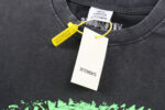 T-shirt nero Vetements distressed con etichetta bianca e security tag giallo.