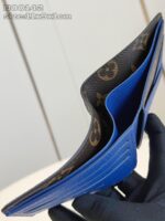 Portafoglio di lusso blu vibrante con interno elegante e design moderno.