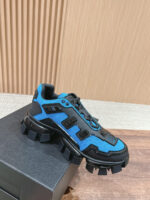Sneaker blu elettrico con dettagli neri, suola robusta e stile urbano moderno.