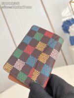 Portacard in pelle con pattern a quadretti colorati, elegante e compatto, stile moderno e raffinato.