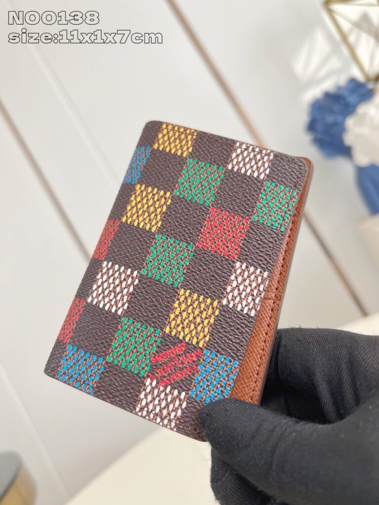 Portafoglio elegante in pelle con motivo a quadri colorati, stile moderno e di lusso.