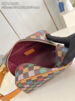 Borsa multicolore checkered in pelle sintetica con zip elegante e interno vinaccia.