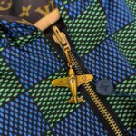 Giacchetto colorato con zip oro e charm aeroplanino, stile moderno e design innovativo.