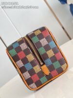 Borsa compatta a quadratini colorati in tessuto sintetico, ideale per trucco e cosmetici.