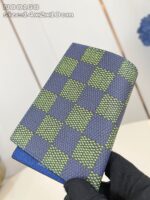 Portafoglio slim checkered blu e verde in tessuto elegante, ideale per carte e tessere quotidiane.