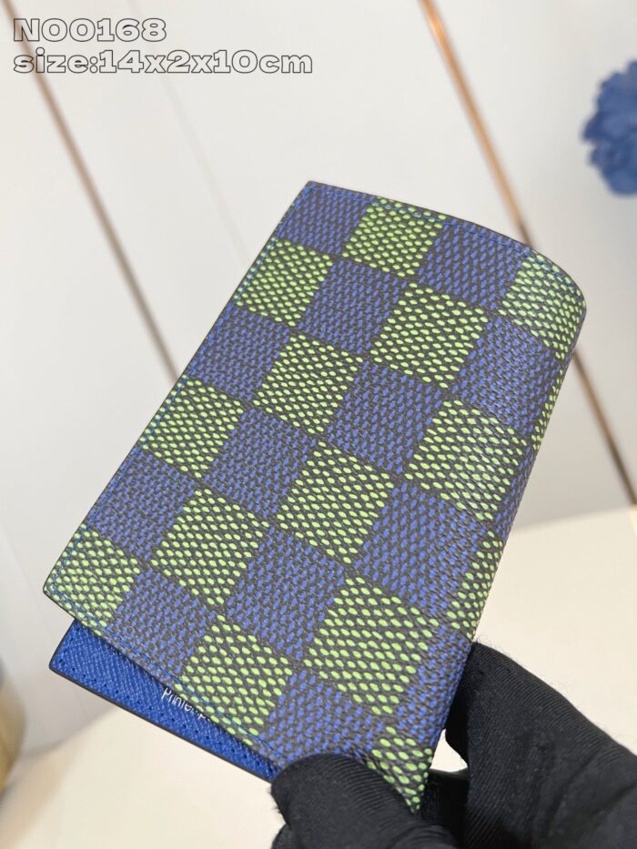 Portafoglio slim checkered blu e verde in tessuto elegante, ideale per carte e tessere quotidiane.