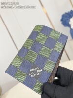 Portafoglio di lusso con motivo checkered verde e blu, stile elegante e moderno.