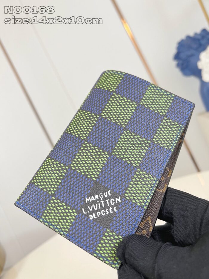 Portafoglio di lusso con motivo checkered verde e blu, stile elegante e moderno.
